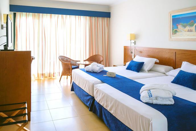 Imagen de la habitación del Hotel Playamarina Spa. Foto 6