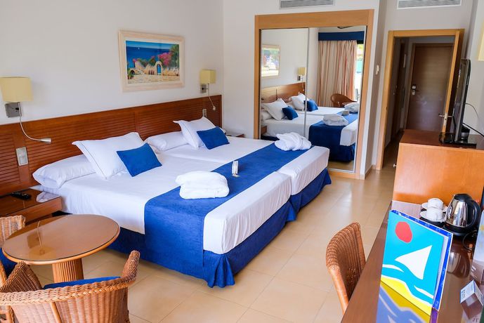 Imagen de la habitación del Hotel Playamarina Spa. Foto 7