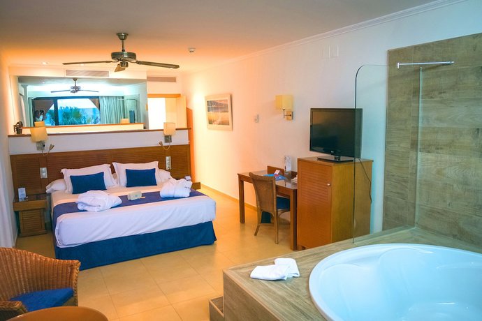 Imagen de la habitación del Hotel Playamarina Spa. Foto 9