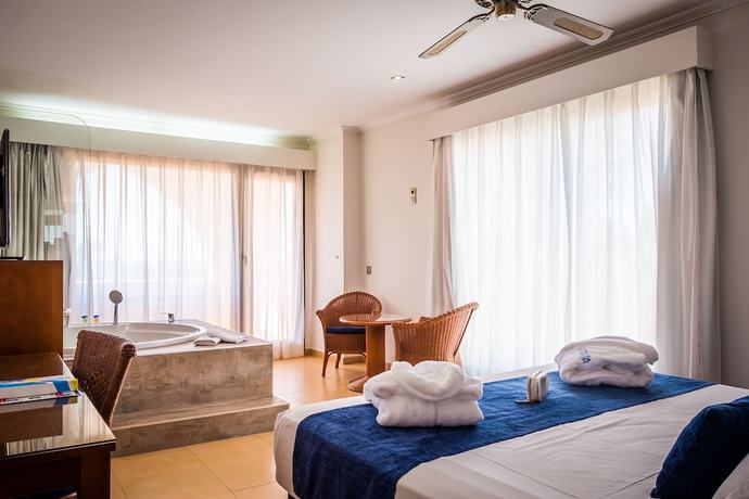 Imagen de la habitación del Hotel Playamarina Spa. Foto 16