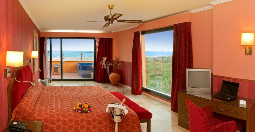 Imagen de la habitación del Hotel Playamarina Spa. Foto 20