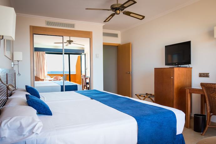Imagen de la habitación del Hotel Playamarina Spa. Foto 22