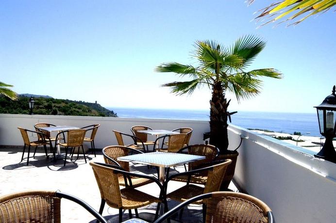 Imagen de los exteriores del Hotel Playamaro. Foto 8