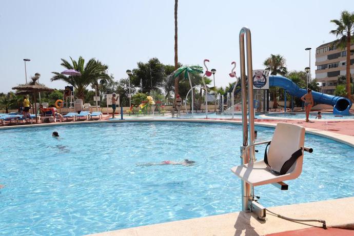 Imagen de la piscina del Hotel Playas De Torrevieja. Foto 12