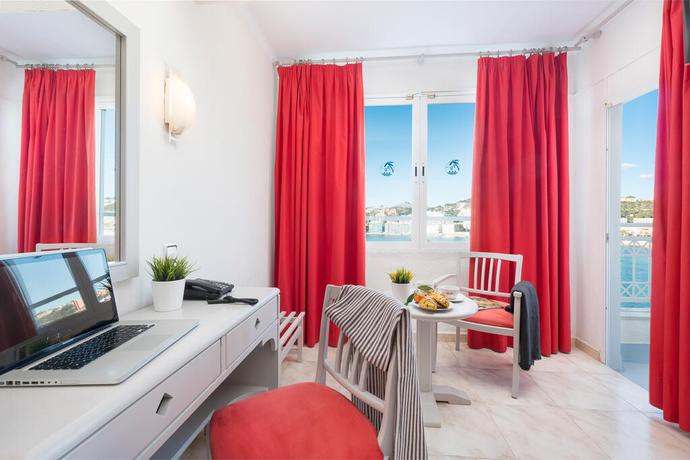 Imagen de la habitación del Hotel Playas Del Rey. Foto 2