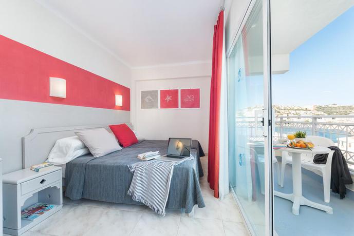 Imagen de la habitación del Hotel Playas Del Rey. Foto 4