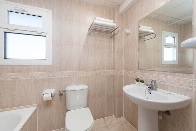 Imagen de la habitación del Hotel Playas Del Rey. Foto 7