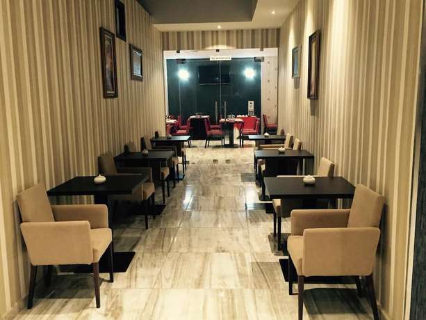 Imagen del bar/restaurante del Hotel Plaza Alger. Foto 2