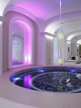 Imagen de la piscina del Hotel Plaza Athénée - Dorchester Collection. Foto 14