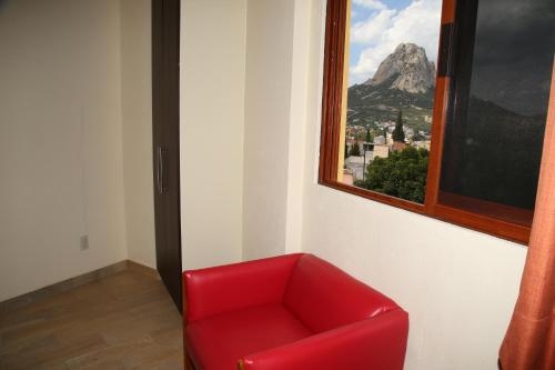 Imagen de la habitación del Hotel Plaza Bernal. Foto 7