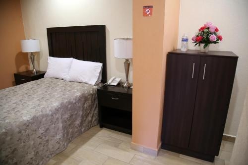 Imagen de la habitación del Hotel Plaza Bernal. Foto 8