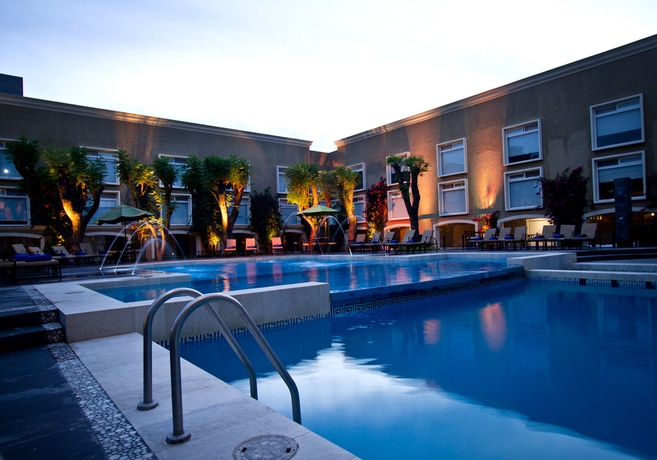 Imagen de los exteriores del Hotel Plaza Camelinas. Foto 10