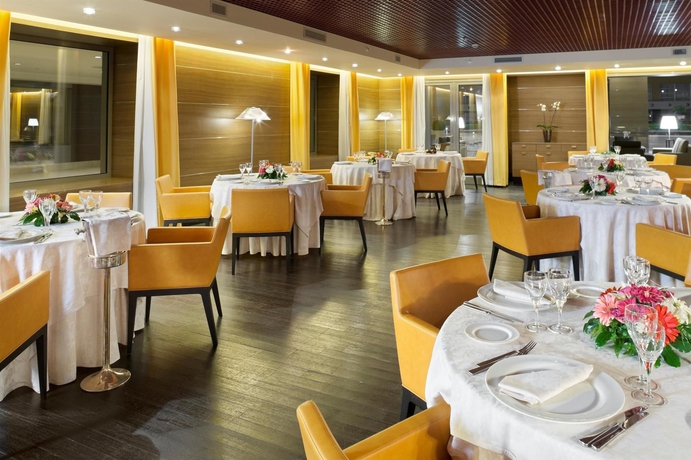 Imagen del bar/restaurante del Hotel Plaza Caserta. Foto 3