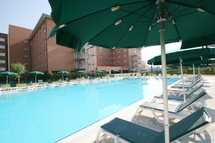 Imagen de la piscina del Hotel Plaza Caserta. Foto 16