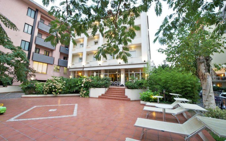 Imagen de los exteriores del Hotel Plaza, Cattolica. Foto 12