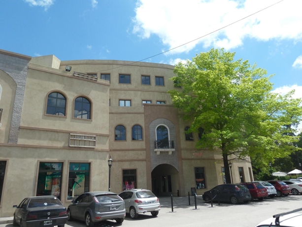 Imagen de los exteriores del Hotel Plaza Central Canning. Foto 12