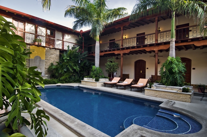 Imagen de la piscina del Hotel Plaza Colon. Foto 15