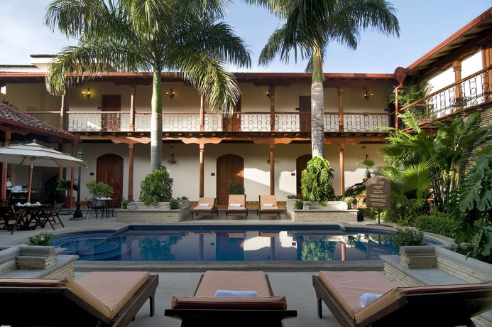 Imagen de la piscina del Hotel Plaza Colon. Foto 16