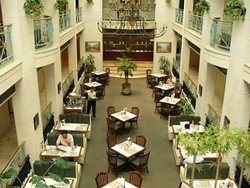 Imagen del bar/restaurante del Hotel Plaza De Oro. Foto 2