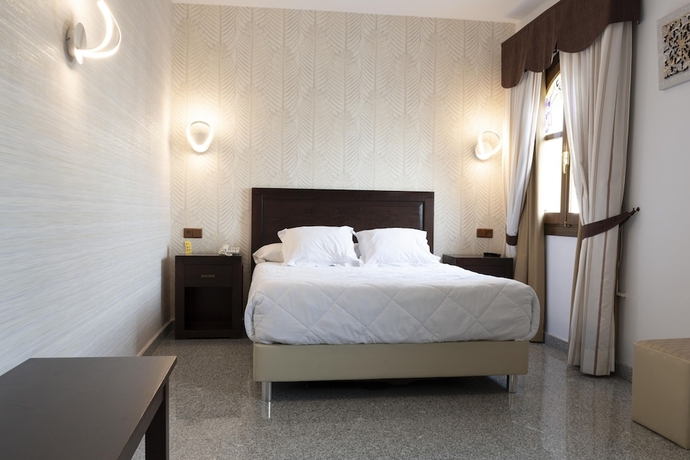 Imagen de la habitación del Hotel Plaza Del Castillo. Foto 12