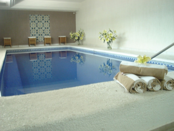 Imagen de la piscina del Hotel Plaza Diana. Foto 13