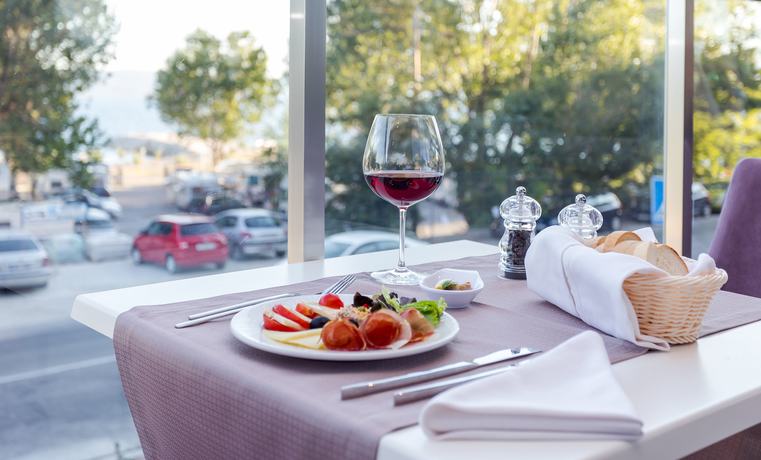 Imagen del bar/restaurante del Hotel Plaza Duce. Foto 6