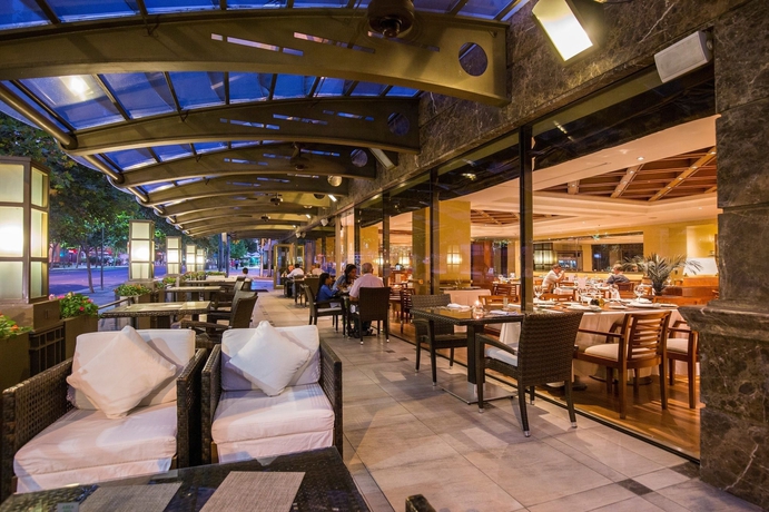 Imagen del bar/restaurante del Hotel Plaza El Bosque Ebro. Foto 2