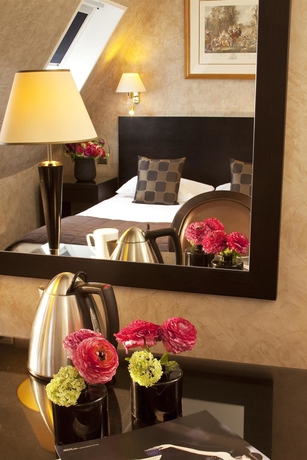 Imagen de la habitación del Hotel Plaza Elysées. Foto 5