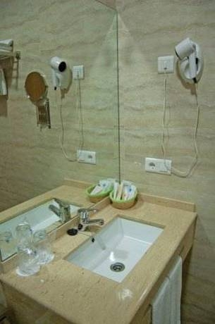 Imagen de los interiores del Hotel Plaza Escribano. Foto 13