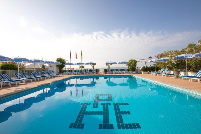 Imagen de la piscina del Hotel Plaza Esplanade. Foto 20