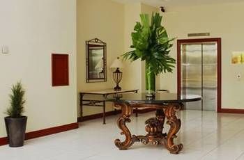 Imagen de los interiores del Hotel Plaza Hotel and Suites. Foto 7