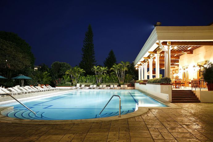 Imagen de la piscina del Hotel Plaza Hotel and Suites. Foto 15