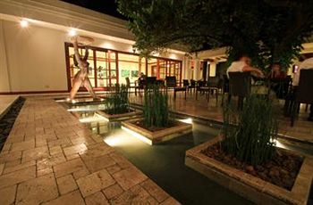 Imagen de los interiores del Hotel Plaza Hotel and Suites. Foto 10