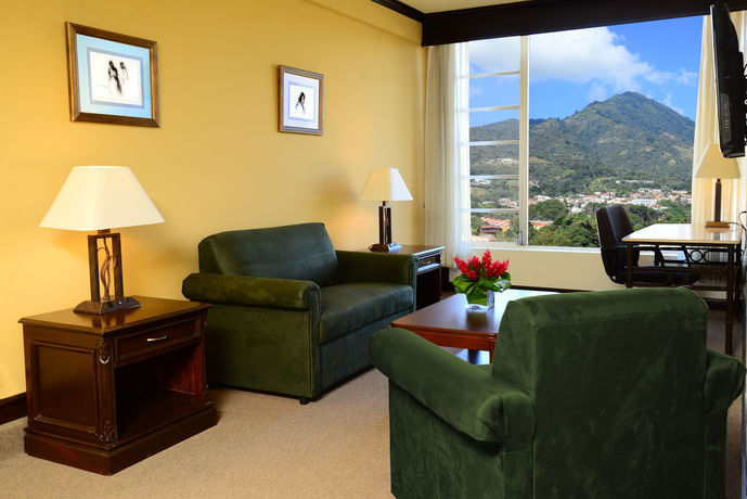 Imagen de la habitación del Hotel Plaza Hotel and Suites. Foto 5