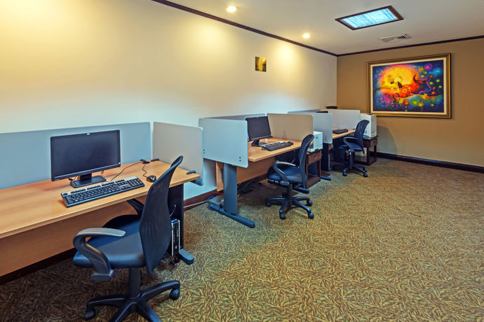 Imagen de los interiores del Hotel Plaza Hotel and Suites. Foto 12