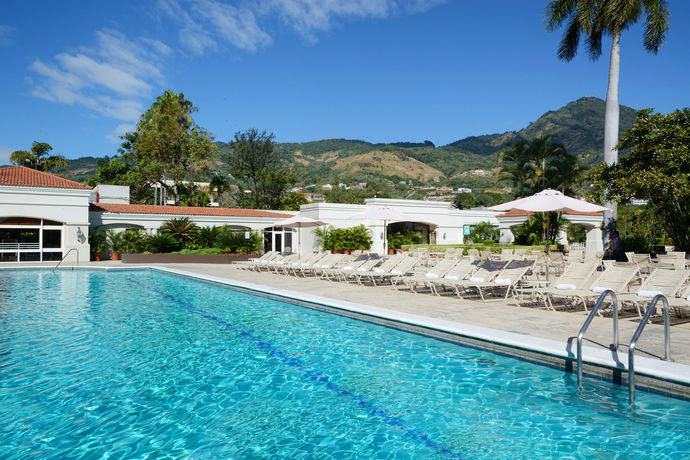 Imagen de la piscina del Hotel Plaza Hotel and Suites. Foto 16