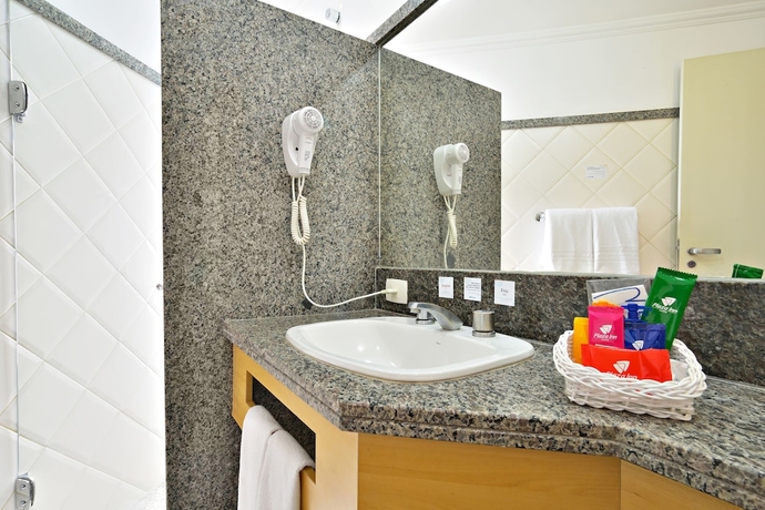 Imagen de la habitación del Hotel Plaza Inn Flat Arax&aacute;. Foto 9