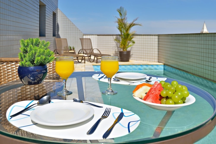 Imagen de la piscina del Hotel Plaza Inn Flat Arax&aacute;. Foto 19