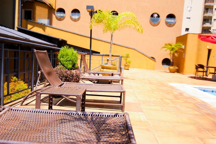 Imagen de la piscina del Hotel Plaza Inn Master. Foto 15