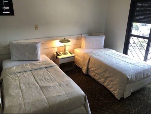 Imagen de la habitación del Hotel Plaza Inn Small Town Flat. Foto 6