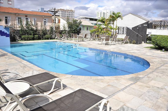 Imagen de la piscina del Hotel Plaza Inn Small Town Flat. Foto 20