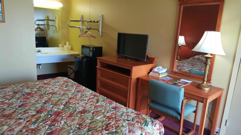 Imagen de la piscina del Hotel Plaza Inn Springfield. Foto 16