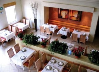 Imagen del bar/restaurante del Hotel Plaza Las Quintas. Foto 4