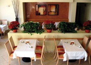 Imagen del bar/restaurante del Hotel Plaza Las Quintas. Foto 5