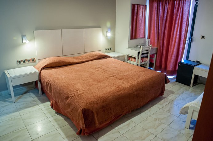 Imagen de la habitación del Hotel Plaza, Loutraki. Foto 13