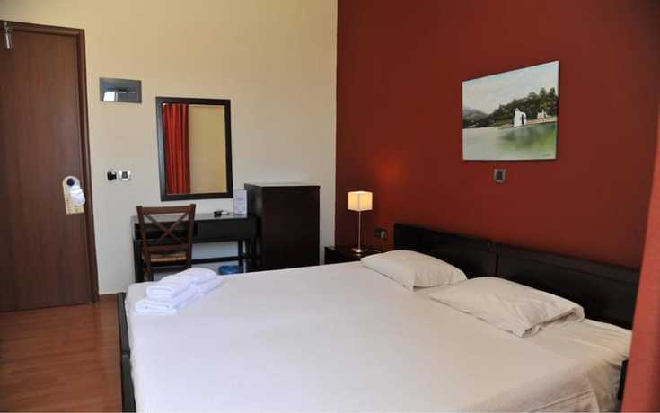 Imagen de la habitación del Hotel Plaza, Loutraki. Foto 17