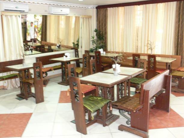Imagen del bar/restaurante del Hotel Plaza Maria Luisa Suites Inn. Foto 3