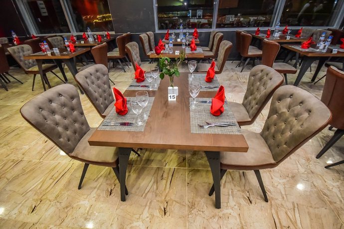 Imagen del bar/restaurante del Hotel Plaza Oran. Foto 3