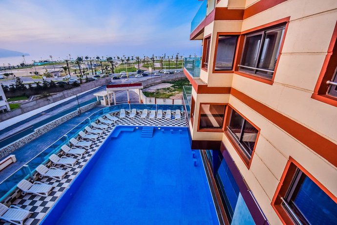 Imagen de la piscina del Hotel Plaza Oran. Foto 19