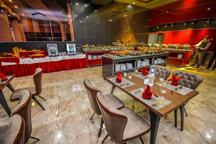 Imagen del bar/restaurante del Hotel Plaza Oran. Foto 4